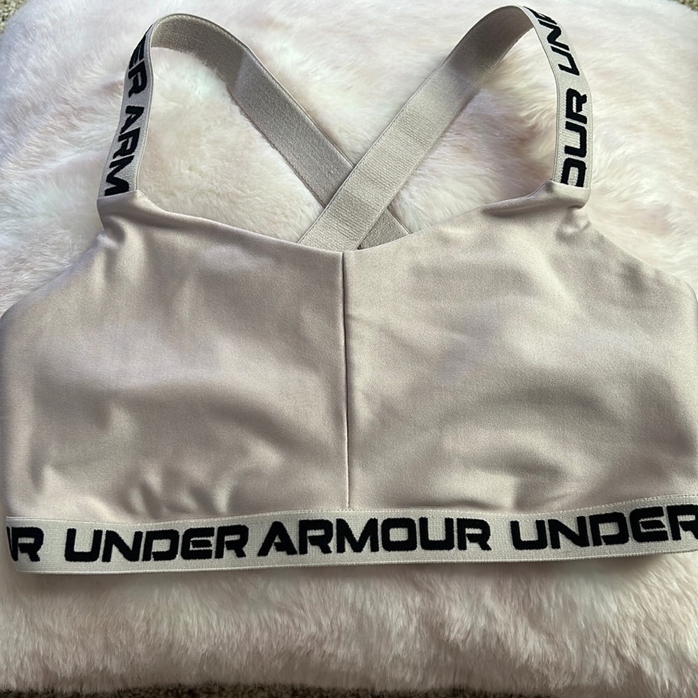 women’s size:M Under Armour sports bra